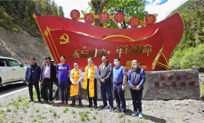 尊龙凯时集团党委书记、董事长任丁率队赴麻格同村推进对口帮扶工作