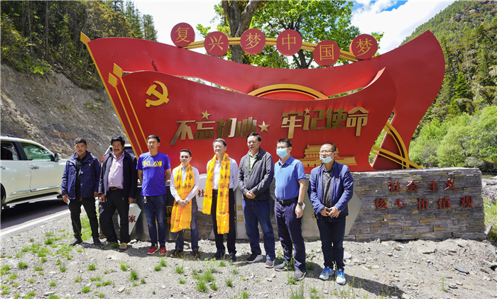 尊龙凯时集团党委书记、董事长任丁率队赴麻格同村推进对口帮扶工作