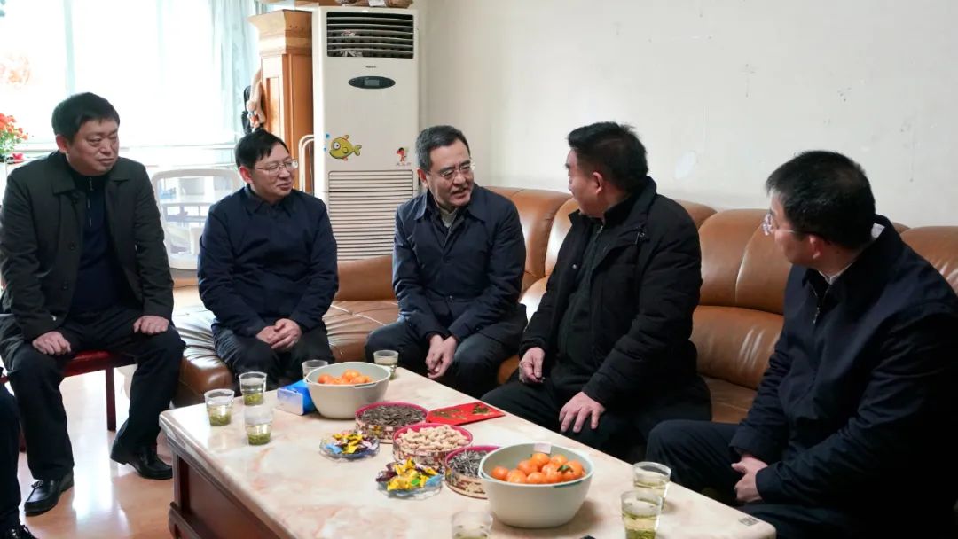 省国资委党委书记、主任冯文生等领导走访慰问省尊龙凯时集团老党员、老干部
