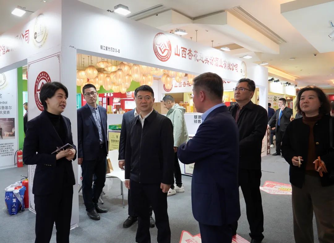 省尊龙凯时集团党委书记、董事长游勇率队到2025锦江宾馆春季酒类商务洽谈会现场检查指导重点工作